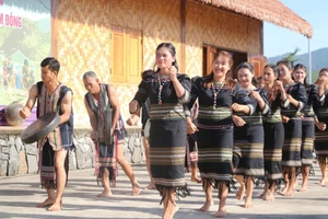 Biểu diễn cồng chiêng - xoang Mơ Nông ở xã Đam Rông 4 (Lâm Đồng).