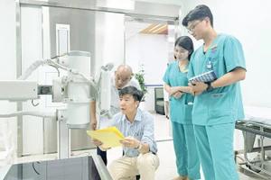 Cán bộ Sở Khoa học và Công nghệ thành phố Hải Phòng kiểm tra an toàn bức xạ tại các đơn vị trên địa bàn. Ảnh | THANH HÀ