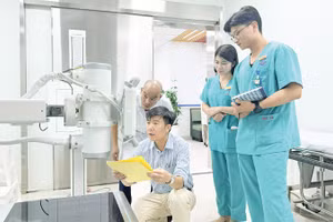 Cán bộ Sở Khoa học và Công nghệ thành phố Hải Phòng kiểm tra an toàn bức xạ tại các đơn vị trên địa bàn. Ảnh | THANH HÀ