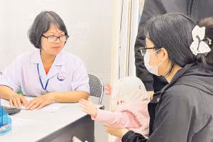 Tiêm chủng miễn phí cho trẻ em tại một phường ở thành phố Hà Nội.