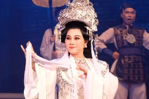 Nghệ sĩ Nhân dân Quế Trân, vai Linh Nhân Hoàng thái hậu trong vở Câu thơ yên ngựa.