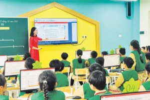 Các tiết học của học sinh tiểu học từ lâu đã được tiếp cận với công nghệ, bảo đảm đầy đủ cơ sở để đưa AI vào giảng dạy. (Ảnh Trường tiểu học Long Biên, Hà Nội)