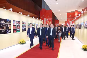 Thường trực Ban Bí thư Trần Cẩm Tú chủ trì sơ duyệt công tác tổ chức phục vụ Đại hội XIV của Đảng. (Ảnh TTXVN)