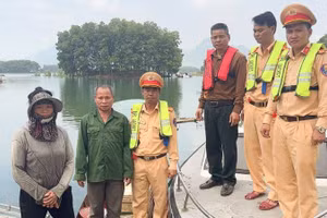 Cảnh sát giao thông đường thủy, Công an tỉnh Lào Cai bắt và xử lý các đối tượng dùng kích điện khai thác thủy sản trái phép trên hồ Thác Bà (bộ kích điện ở gần chân người phụ nữ vi phạm).