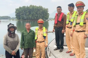 Cảnh sát giao thông đường thủy, Công an tỉnh Lào Cai bắt và xử lý các đối tượng dùng kích điện khai thác thủy sản trái phép trên hồ Thác Bà (bộ kích điện ở gần chân người phụ nữ vi phạm).