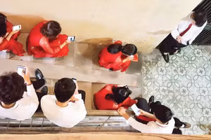Không ít bạn trẻ lướt mạng thay vì đọc sâu. Ảnh: VĂN HỌC
