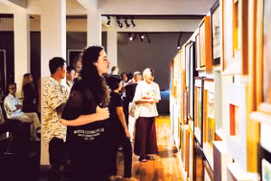 Da Nang Art Fair phiên 1 thu hút đông đảo công chúng tham quan.Nguồn: DAF