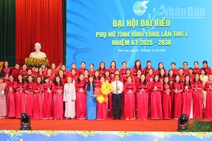 Bí thư Tỉnh ủy Vĩnh Long Trần Văn Lâu tặng hoa chúc mừng Ban chấp hành mới. 