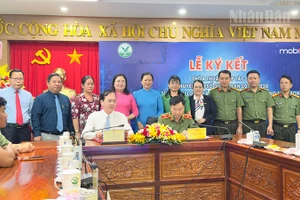 Lãnh đạo hai bên thực hiện lễ ký kết. 