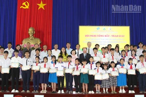 Trao giải cho các em đạt giải Cuộc thi sáng tạo thanh thiếu niên nhi đồng. 