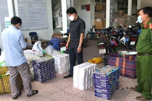 Lực lượng chức năng Vĩnh Long tăng cường bắt các vụ buôn bán thuốc lá nhập lậu. 