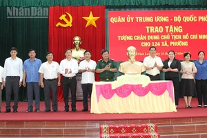 Đại diện Đảng ủy - Bộ Tư lệnh Quân khu 9 cùng đại diện lãnh đạo tỉnh Vĩnh Long trao tặng tượng chân dung Chủ tịch Hồ Chí Minh cho các xã, phường trên địa bàn tỉnh Vĩnh Long. 