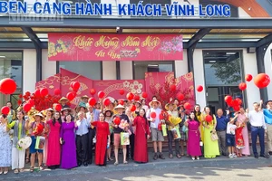 Đón khách quốc tế đầu tiên là hoạt động thường niên chào năm mới ở Vĩnh Long.