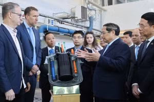 Thủ tướng Phạm Minh Chính trao đổi khi tham quan Phòng thí nghiệm hạt nhân của Viện Nghiên cứu Hoàng gia Thụy Điển. (Ảnh: VGP/NHẬT BẮC)