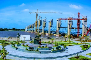 Trong kế hoạch đầu tư công trung hạn, cần bổ sung kinh phí xây dựng thêm các công trình trọng điểm tại Vùng kinh tế Đồng bằng sông Cửu Long (trong ảnh là công trình thủy lợi Cái Lớn-Cái Bé).