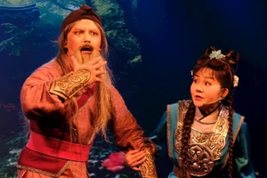 Nghệ sĩ Võ Minh Lâm trong vai Nguyễn Địa Lô (bên trái ảnh), vở cải lương Bức ngôn đồ Đại Việt, công diễn ngày 11/10/2025. 