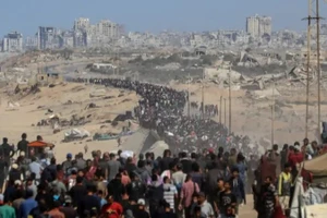 Cư dân Gaza trở về nhà sau khi lệnh ngừng bắn có hiệu lực. Ảnh | Rizek Abdeljawad/Xinhua/IMAGO