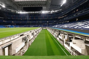 Hệ thống sân cỏ thu gọn khổng lồ bên dưới sàn đấu của sân Bernabeu. Ảnh | RM 