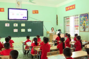 Cô Lô Thị Minh Huế, giáo viên Trường PTDTBT Tiểu học Mậu Long (Tuyên Quang) dạy tiếng Anh cho học sinh.