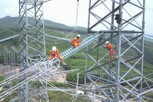 Dự án đường dây 500 kV Lào Cai-Vĩnh Yên đã chính thức hoàn thành sau sáu tháng thi công thần tốc, rút ngắn được gần tám tháng so tiến độ được phê duyệt. (Ảnh Lê Tiên)