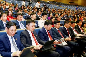 Các đại biểu nghiên cứu tài liệu trên thiết bị điện tử tại Đại hội đại biểu Đảng bộ thành phố Hải Phòng lần thứ I, nhiệm kỳ 2025-2030. Ảnh | Xuân Trường