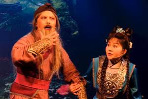 Nghệ sĩ Võ Minh Lâm trong vai Nguyễn Địa Lô (bên trái ảnh), vở cải lương Bức ngôn đồ Đại Việt, công diễn ngày 11/10/2025. 