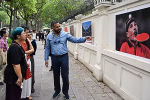 Photo Hanoi '23 thu hút đông đảo khách tham quan. 