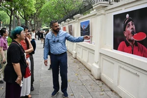 Photo Hanoi '23 thu hút đông đảo khách tham quan. 