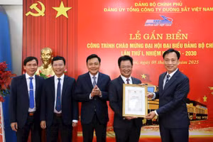 Trao quyết định của Ban Thường vụ Đảng ủy Chính phủ công nhận công trình chào mừng Đại hội đại biểu Đảng bộ Chính phủ lần thứ I cho đại diện Đảng ủy Tổng công ty Đường sắt Việt Nam.