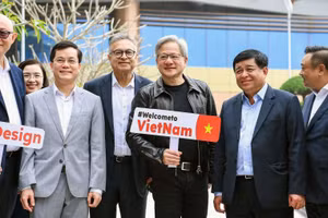 Ông Jensen Huang (đứng giữa), Chủ tịch kiêm CEO NVIDIA, mong muốn đưa Việt Nam trở thành “ngôi nhà thứ hai” của Tập đoàn. Ảnh | NIC