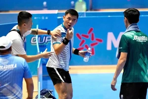 Lý Hoàng Nam (giữa) không hài lòng với quyết định thiếu chính xác của trọng tài.