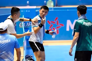 Lý Hoàng Nam (giữa) không hài lòng với quyết định thiếu chính xác của trọng tài.