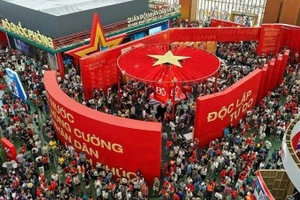 Triển lãm "80 năm Hành trình Độc lập-Tự do-Hạnh phúc" đã thu hút hàng triệu lượt người dân và du khách đến tham quan, tạo nên bầu không khí hội tụ và gắn kết mạnh mẽ. (Ảnh Huy Tuấn)