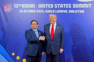 Thủ tướng Phạm Minh Chính trân trọng chuyển lời mời Tổng thống Hoa Kỳ Donald Trump thăm Việt Nam của Tổng Bí thư Tô Lâm và các nhà lãnh đạo cấp cao Việt Nam. Tổng thống Donald Trump vui vẻ nhận lời, cho biết ông rất mong muốn và sẽ thu xếp thời gian đến thăm Việt Nam - Ảnh: VGP 