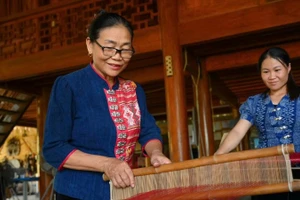 Nghệ nhân Sầm Thị Bích và chị em trong hợp tác xã làng nghề thổ cẩm Hoa Tiến. Ảnh | Thành Cường 