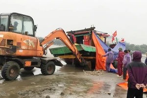 Tàu cá của ngư dân Nghệ An bị mắc cạn khi đang trên đường vào cảng Lạch Vạn.