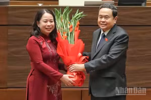 Chủ tịch Quốc hội Trần Thanh Mẫn tặng hoa chúc mừng đồng chí Võ Thị Ánh Xuân tái đắc cử Phó Chủ tịch nước. (Ảnh: THỦY NGUYÊN)