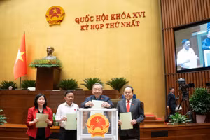 Tổng Bí thư Tô Lâm, Chủ tịch Quốc hội Trần Thanh Mẫn, Thường trực Ban Bí thư Trần Cẩm Tú và Chủ tịch Ủy ban Trung ương MTTQ Việt Nam Bùi Thị Minh Hoài bỏ phiếu bầu Phó Chủ tịch Quốc hội khóa XVI.