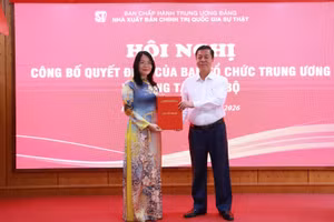 PGS, TS Vũ Trọng Lâm, Giám đốc - Tổng Biên tập Nhà xuất bản Chính trị quốc gia Sự thật trao Quyết định bổ nhiệm lại chức danh Phó Giám đốc - Phó Tổng Biên tập Nhà xuất bản đối với đồng chí Nguyễn Hoài Anh.