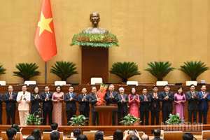 Thay mặt Lãnh đạo Đảng và Nhà nước, Tổng Bí thư Tô Lâm tặng hoa chúc mừng các Ủy viên Ủy ban Thường vụ Quốc hội khóa XVI. (Ảnh: DUY LINH)