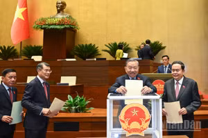 Tổng Bí thư, Chủ tịch nước Tô Lâm và các đồng chí lãnh đạo, đại biểu Quốc hội bỏ phiếu phê chuẩn đề nghị bổ nhiệm Thẩm phán Tòa án nhân dân tối cao. (Ảnh: DUY LINH)