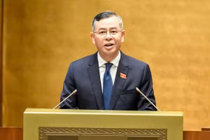 Bộ trưởng Tài chính Ngô Văn Tuấn trình bày Tờ trình của Chính phủ về đề nghị Quốc hội phê chuẩn quyết toán ngân sách nhà nước năm 2024. (Ảnh: THỦY NGUYÊN)