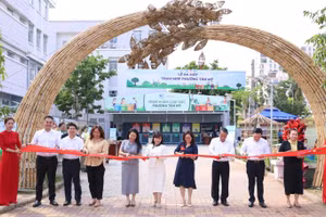 Các đại biểu cắt băng khánh thành Trạm Thu hồi vật liệu tái chế tại phường Tân Mỹ, TP Hồ Chí Minh.