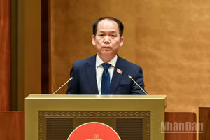 Bộ trưởng Tư pháp Hoàng Thanh Tùng trình bày tờ trình dự thảo Luật Hộ tịch (sửa đổi). (Ảnh: DUY LINH)