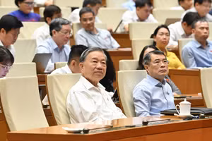 Tổng Bí thư, Chủ tịch nước Tô Lâm và Thủ tướng Chính phủ Lê Minh Hưng dự phiên thảo luận ở hội trường chiều 10/4. (Ảnh: THỦY NGUYÊN)