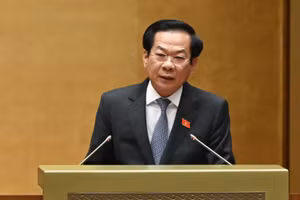 Bộ trưởng Nội vụ Đỗ Thanh Bình, thừa ủy quyền của Thủ tướng Chính phủ trình bày tờ trình dự án Luật sửa đổi, bổ sung một số điều của Luật Thi đua, khen thưởng. (Ảnh: THỦY NGUYÊN)