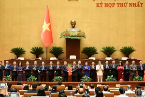 Chủ tịch Quốc hội Trần Thanh Mẫn tặng hoa chúc mừng các thành viên Chính phủ nhiệm kỳ 2026-2031. (Ảnh: DUY LINH)