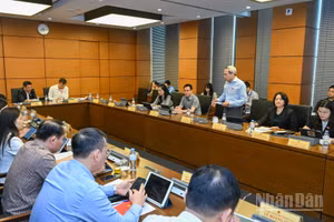 Quang cảnh thảo luận tại tổ sáng 10/4. (Ảnh: Duy Linh)