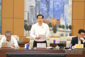 Tổng Thư ký Quốc hội, Chủ nhiệm Văn phòng Quốc hội Lê Quang Mạnh trình bày báo cáo về việc chuẩn bị Kỳ họp thứ Nhất, Quốc hội khóa XVI. (Ảnh: DUY LINH)