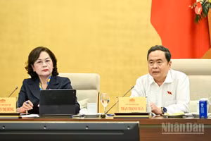 Chủ tịch Quốc hội Trần Thanh Mẫn và Phó Chủ tịch Quốc hội Nguyễn Thị Hồng dự phiên họp sáng 9/4. (Ảnh: DUY LINH)